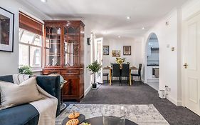 Charming 3-Bedroom London Townhouse Balcony